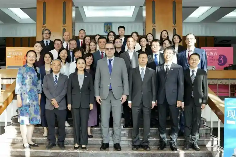 《现代语言2中文》罗马尼亚语版惊艳亮相,文化交融开启新篇章