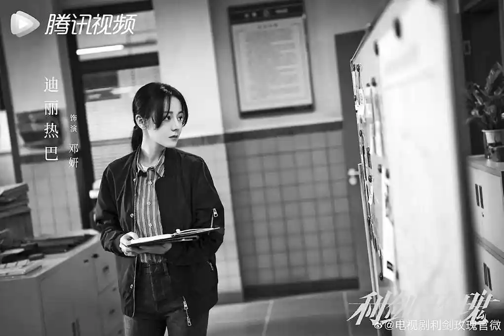 《利剑出鞘，玫瑰绽放：收视冠军背后的天下无拐梦》