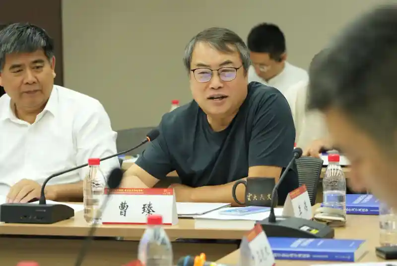 《百位科学巨匠的智慧之光：学风故事出版座谈会引爆京城》