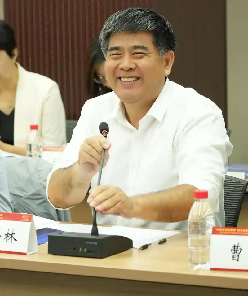 《百位科学巨匠的智慧之光：学风故事出版座谈会引爆京城》