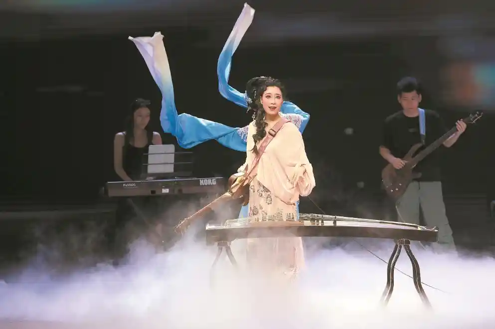 《瑜·见》专场引爆天蟾!95后袁派花旦跨界吉他弹唱《西厢记·琴心》破圈出新