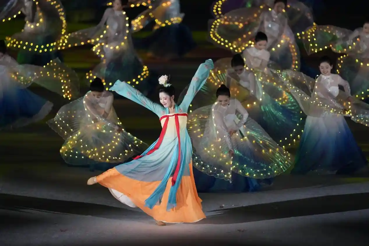 成都世运会启幕！展现中国式现代化的活力图景