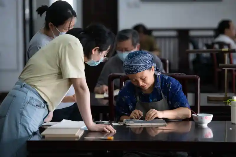 古籍守望者：百年图书馆里的时光守护人