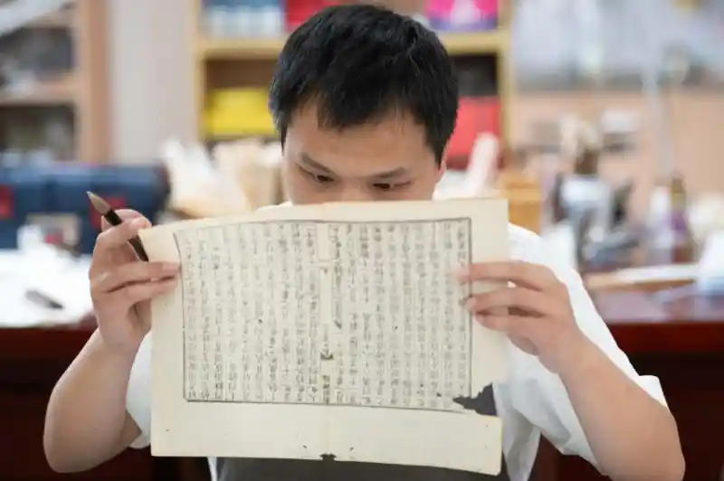 古籍守望者：百年图书馆里的时光守护人