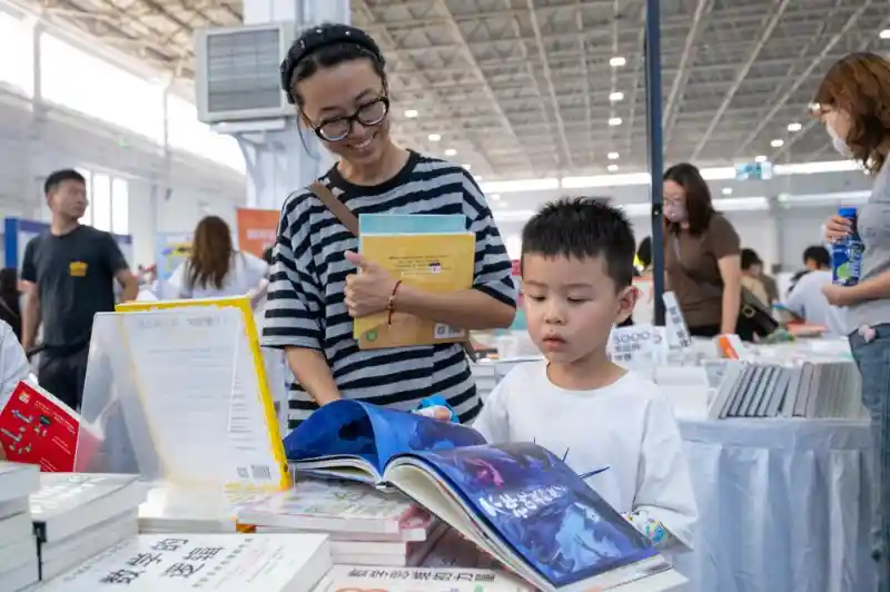 北疆书展点燃暑期阅读热，书香飘满草原城