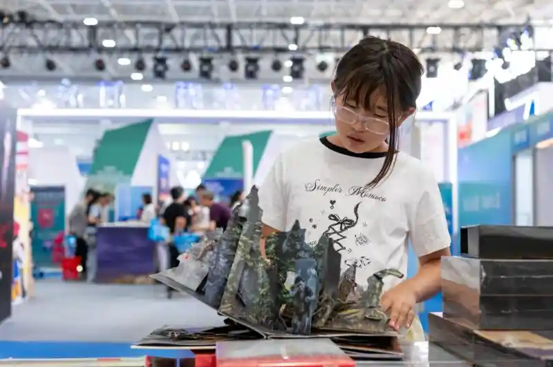 北疆书展点燃暑期阅读热，书香飘满草原城