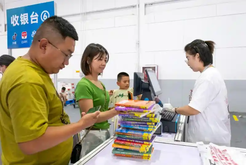 北疆书展点燃暑期阅读热，书香飘满草原城