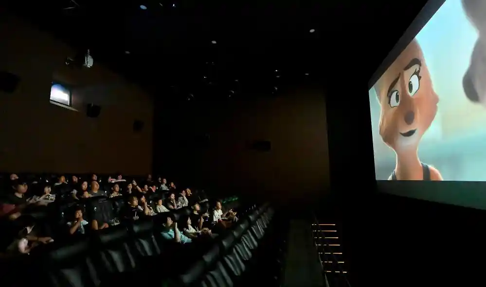 2025中国影市狂飙：总票房强势突破400亿大关