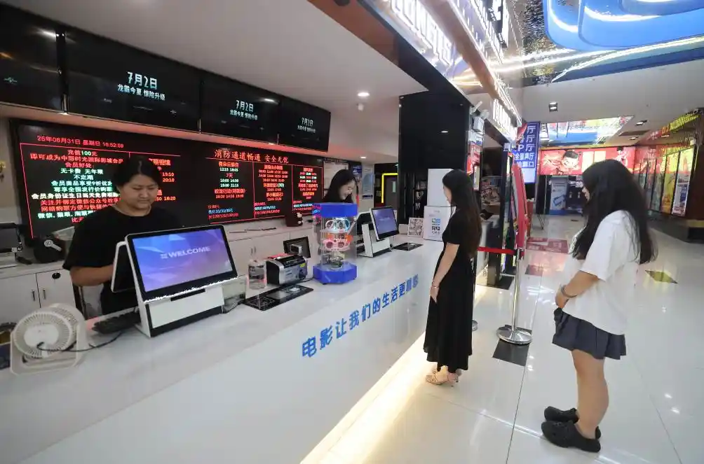 2025中国影市狂飙：总票房强势突破400亿大关