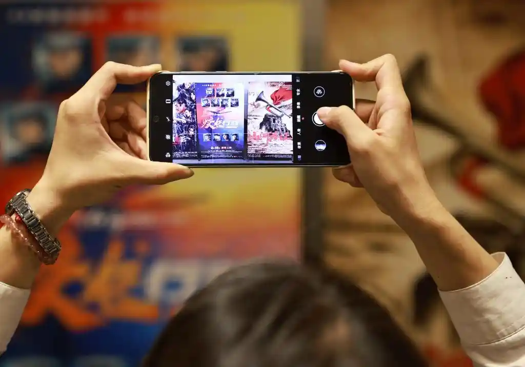 2025中国影市狂飙：总票房强势突破400亿大关