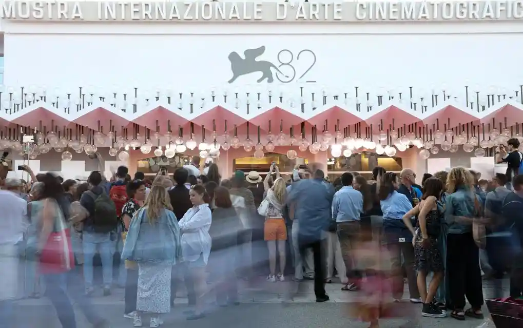 威尼斯电影节热议:世界屏息以待中国银幕上的当代回响